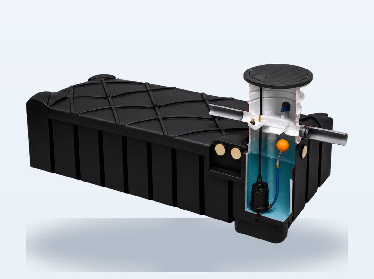 Opengewerkte platte regenwatertank, klaar om in de put te zakken